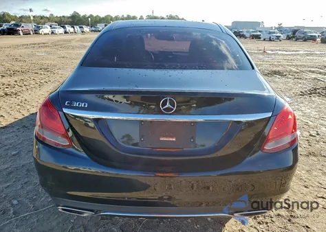 2016 Mercedes-Benz C 300 z USA, uszkodzony, nr VIN 55SWF4JB8GU122485